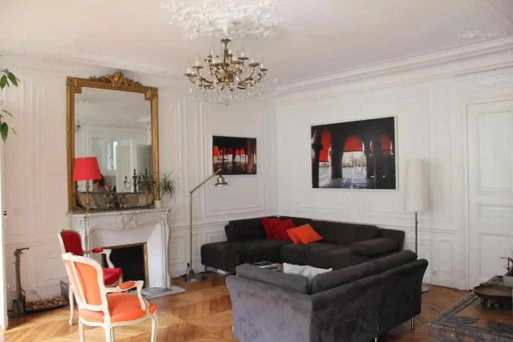 Appartamento 5 Bdr, 10 Ppl Georgous Typical Parisian Flat  Parigi